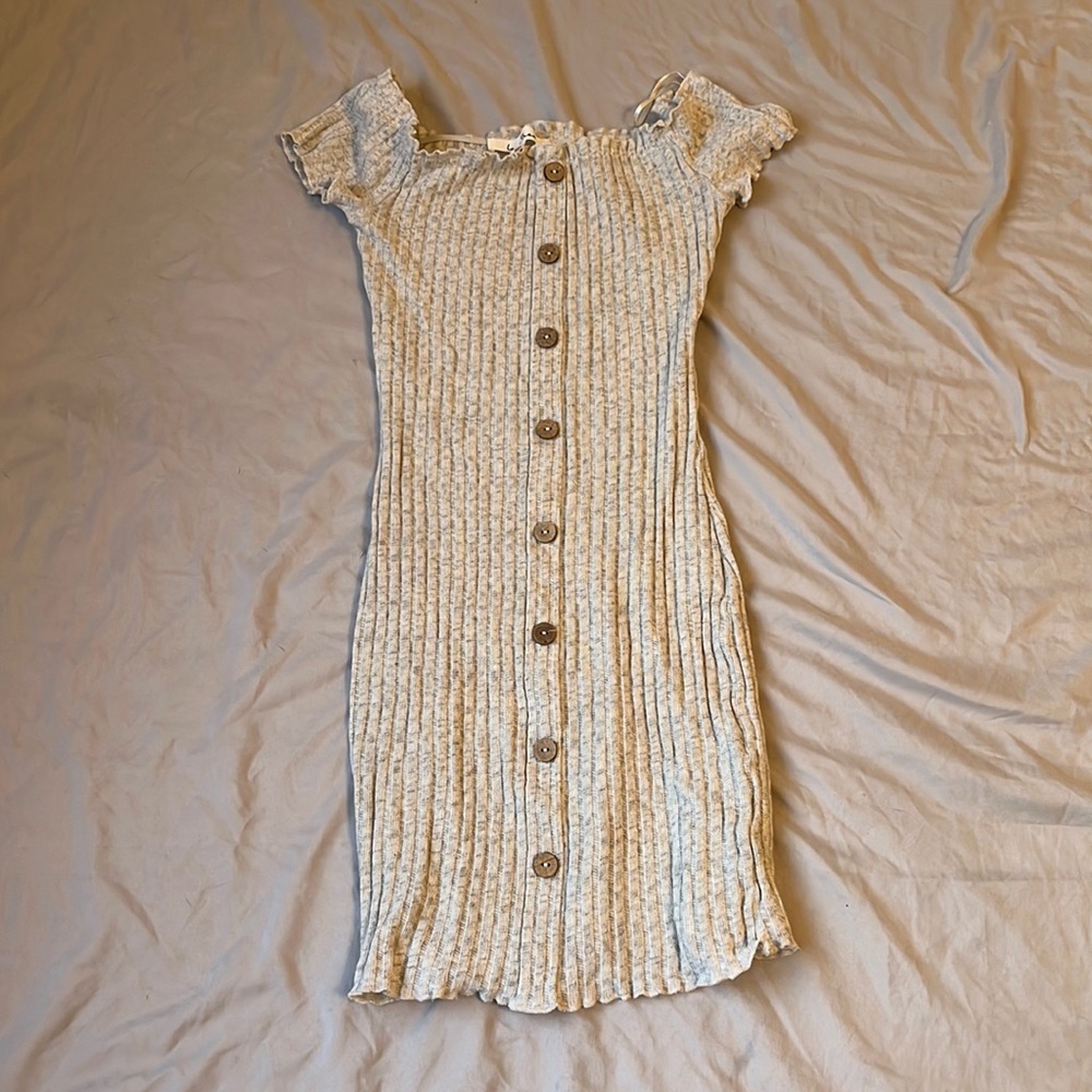 Love tree grey button up dress off shoulders, size small.